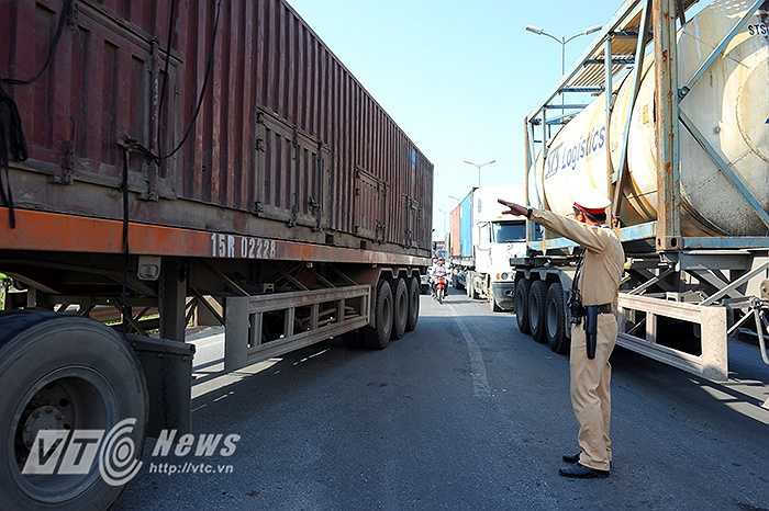 Do vậy lực lượng CSGT đứng chốt làm nhiệm vụ rất vất vả, hầu như không có phút nào nghỉ ngơi.