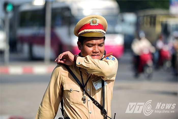 Thiếu úy Lưu Văn Uy vã mồ hồi dưới cái nắng oi bức của mùa hè.