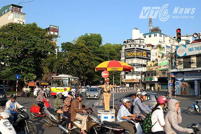 Thượng úy Nguyễn Thị Thu Giang – Đội CSGT số 1 – Phòng CSGT đường sắt – đường bộ Công an TP Hà Nội căng mình điều tiết giao thông dưới cái nắng như thiêu đốt. 