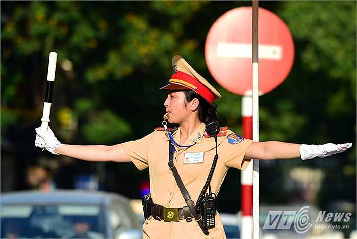 Gạt vội những giọt mồ hôi lăn trên mặt, Thượng úy Giang chia sẻ: ‘Nhiều lúc mùi khói, mùi xăng hòa với bụi và hơi nóng từ mặt đường bốc lên đến ngạt thở nhưng đã là nhiệm vụ thì mình không chỉ hoàn thành mà còn cần hoàn thành xuất sắc nhiệm vụ khi được giao.’