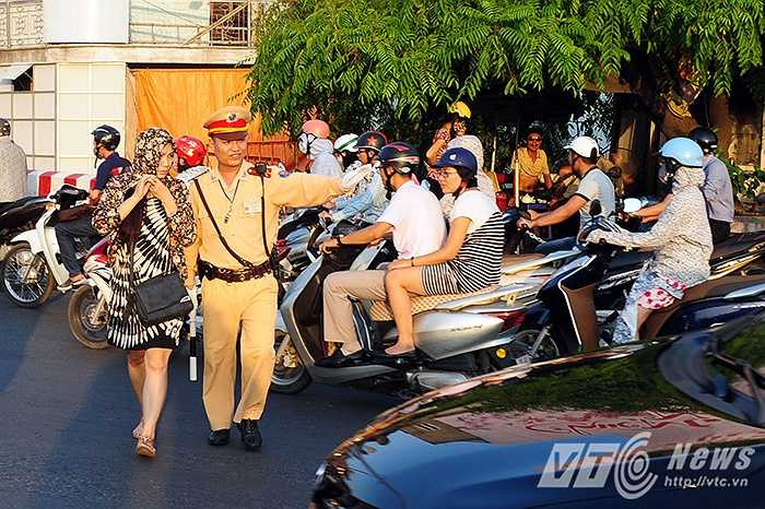 Tại chốt CSGT đầu cầu Chương Dương, trung úy Trần Ngọc Long cho biết: Thời điểm từ 9 giờ sáng trở đi, lượng người tham gia giao thông không ngừng tăng. Đây cũng là thời điểm nắng nóng bắt đầu trở nên gay gắt hơn, không khí ngoài đường vô cùng oi bức.