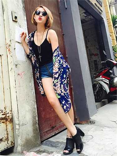 Cô nàng đã nhanh tay cập nhật 2 xu hướng thời trang đang 'sốt xình xịch': áo 2 dây và kimono 