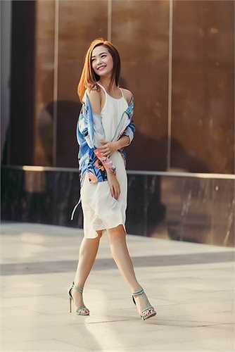Nữ ca sỹ Minh Hằng khiến người qua đường phải ngoái lại nhìn vì quá xinh đẹp và bắt mắt với váy hai dây, áo kimono họa tiết 