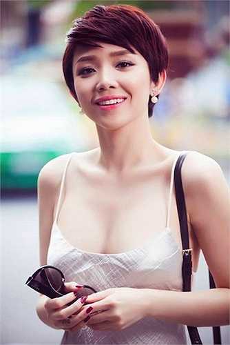 Nữ ca sỹ khiến bao người ngoái lại nhìn khi mặc chiếc váy hai dây lụa mong manh xuống phố 