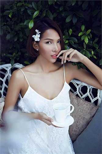 Minh Triệu sở hữu làn da nâu khỏe khoắn, thân hình gợi cảm và chúng càng phát huy vẻ đẹp khi cô ứng dụng thời trang 2 dây 