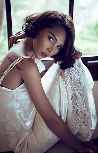 Hình xăm nơi bả vai càng khiến hình ảnh Minh Triệu trong chiếc váy hai dây thêm ấn tượng 