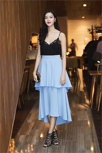 Hoa hậu Thùy Dung là một trong những tín đồ của thời trang hai dây 
