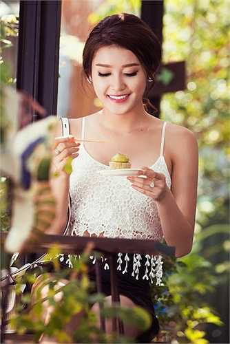 Á hậu Huyền My cũng không bỏ lỡ thời trang 2 dây sexy này 