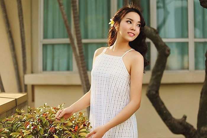 Hoa hậu Kỳ Duyên cũng từng chụp bộ hình với váy hai dây 