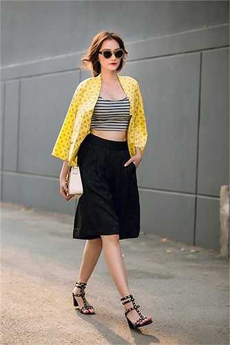 Chân dài khoe vóc dáng với áo kimono, 2 dây hở eo, quần ống rộng 