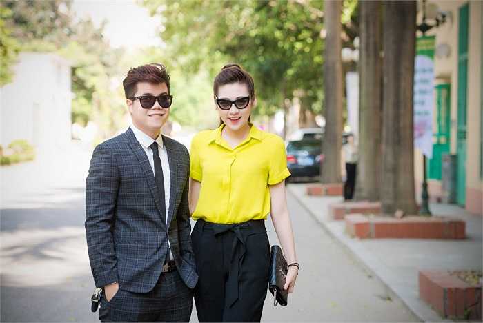 Á hậu Tú Anh ăn vận giản dị, sánh đôi Đinh Mạnh Ninh lịch lãm tham dự sự kiện.