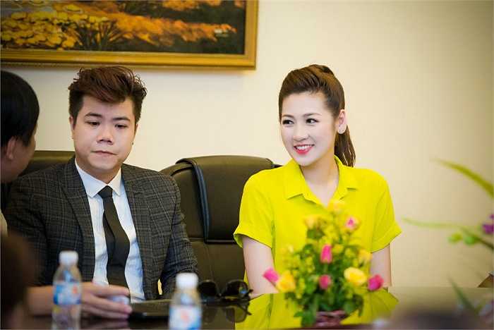 Đinh Mạnh Ninh lịch lãm cạnh người đẹp.