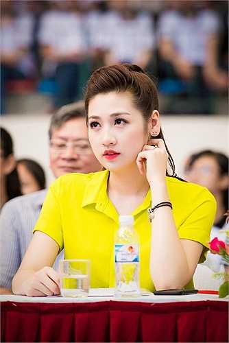 Á hậu Tú Anh và vẻ đẹp không chút tì vết.