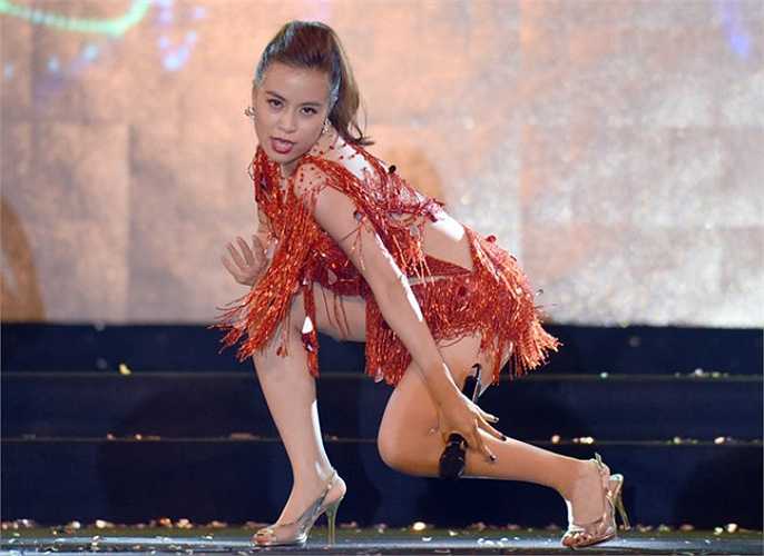 Trở lại showbiz bằng âm nhạc, Hoàng Thùy Linh đã chọn cho mình dòng nhạc sôi động, và để phù hợp với hình ảnh mới, người đẹp 'lột xác' sang phong cách quyến rũ.