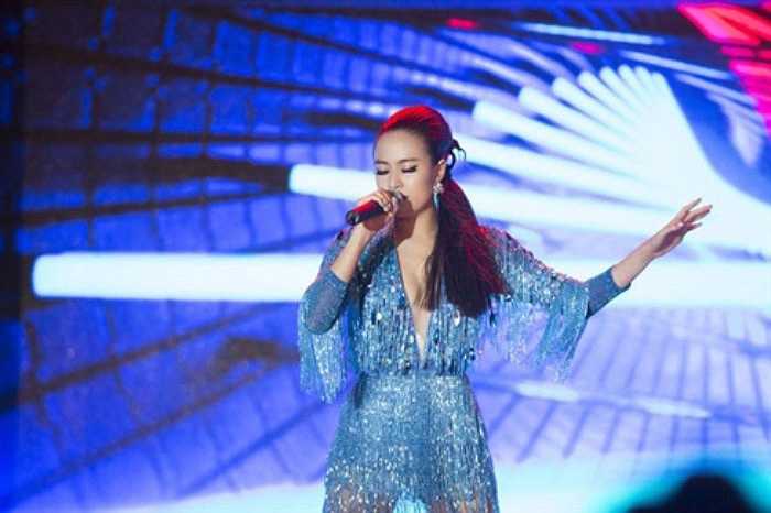 Nữ ca sỹ trở thành một trong những ca sỹ sexy nhất showbiz Việt.