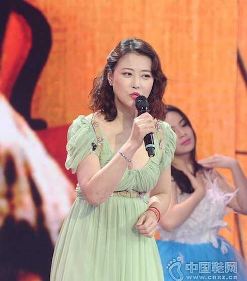 Nữ diễn viên thể hiện những ca khúc mới đang thịnh hành với với trẻ.