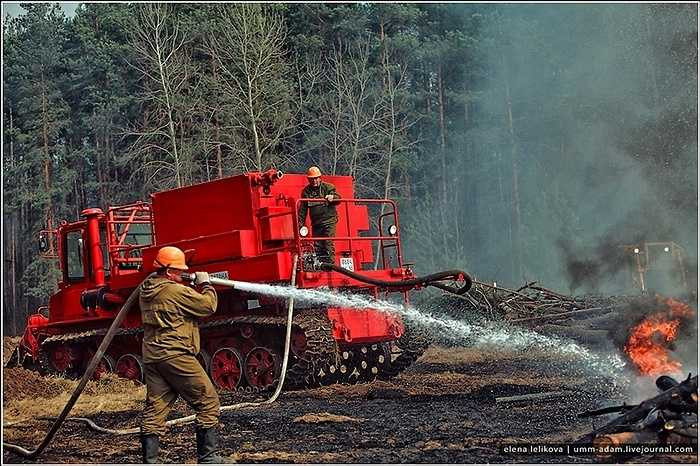 Thiết kế đặc biệt giúp cỗ máy chịu được nhiệt độ cao trong nhiều giờ liên tục. Ca-bin điều khiển được gia cố, có điều hòa nhiệt độ để giúp người lái trụ được trong đám cháy rừng.