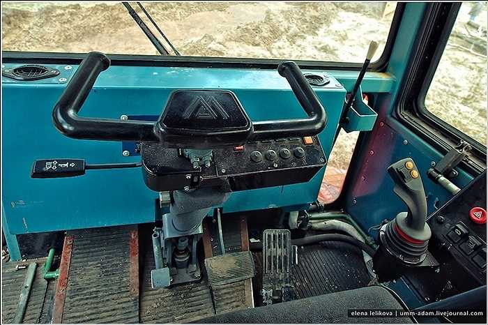 Được biết, giá của mỗi chiếc xe cứu hỏa bánh xích 'Rồng nước' tương đương khoảng 190.000 USD (khoảng 4,3 tỷ đồng). Trần Anh