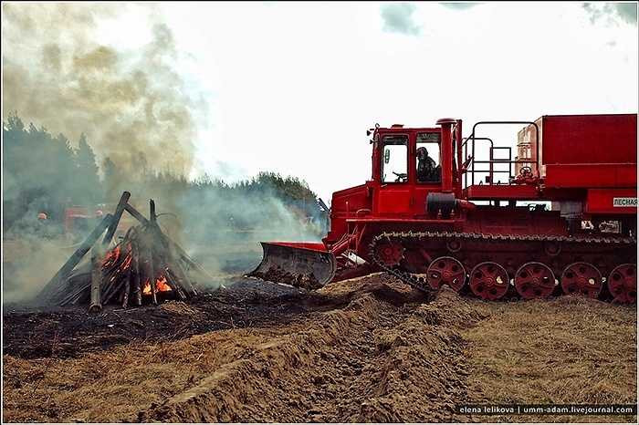 Phương tiện cứu cháy rừng đặc biệt mà phóng viên Elena được tiếp cận là cỗ xe bánh xích sơn màu đỏ cam nặng 18 tấn và có sức chứa thêm 8 tấn nước (hoặc bọt chữa cháy) ở bồn chứa trên lưng.