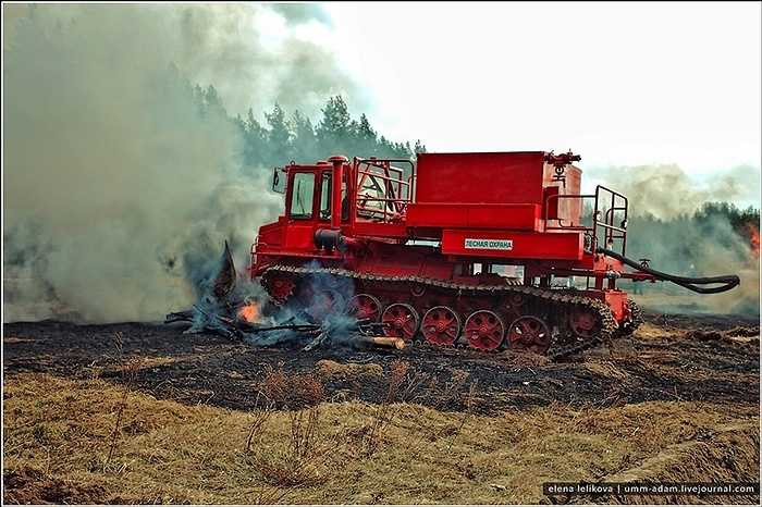 Về cơ bản, đó là một cỗ máy ủi cực mạnh kèm máy phun nước vòi rồng. Đồng thời nó có kết cấu đặc biệt chịu lửa để làm việc trong các đám cháy rừng.