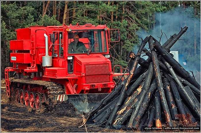 Xe được tự động hóa khá cao, nên chỉ cần 2 người vận hành, gồm một thợ lái và một lính cứu hỏa.