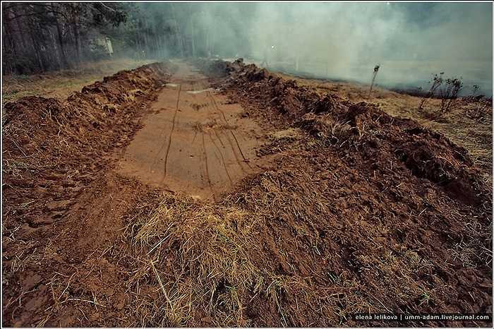 Với chiếc lưỡi ủi sắc bén và động cơ cực mạnh của một chiếc xe tăng, 'Rồng nước' dễ dàng tạo một luống ủi rộng 3 - 4m, làm thành đường băng cản lửa cô lập một đám cháy lớn.