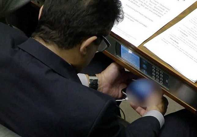 Ông Joao Rodrigues xem phim khiêu dâm trong cuộc họp