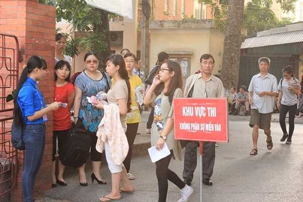 Người nhà thí sinh không được vào khu vực thi.