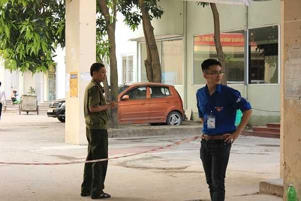 Lực lượng an ninh và tình nguyện viên bảo vệ nghiêm ngặt.