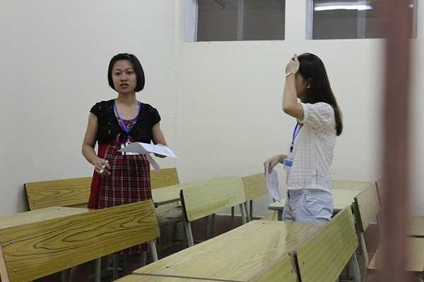 7h giám thị bắt đầu làm thủ tục vào phòng thi