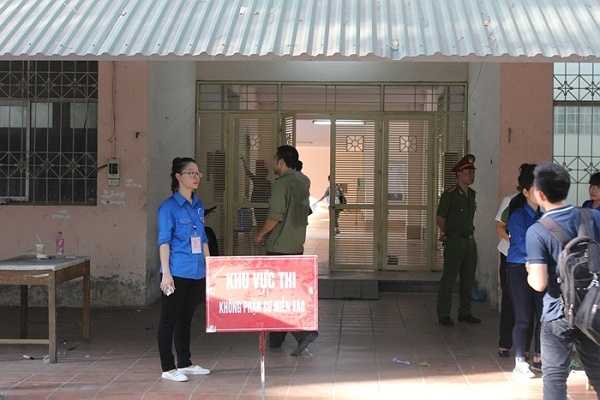Khu vực thi không ai được vào.