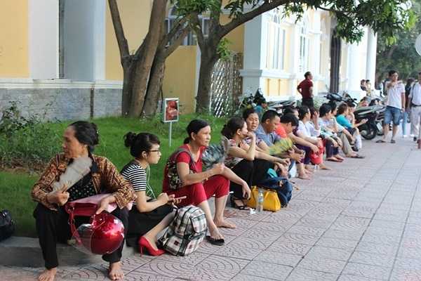 Người nhà thí sinh xếp hàng dài chờ đợi