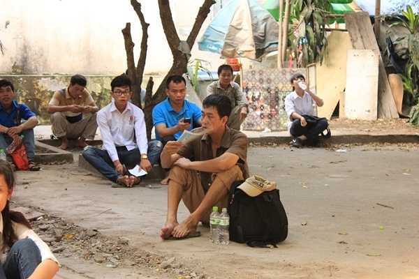 Người nhà của thí sinh ngồi chờ con làm bài thi