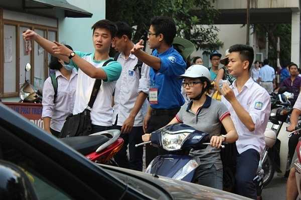 Tình nguyện viên hướng dẫn phòng thi cho thí sinh.