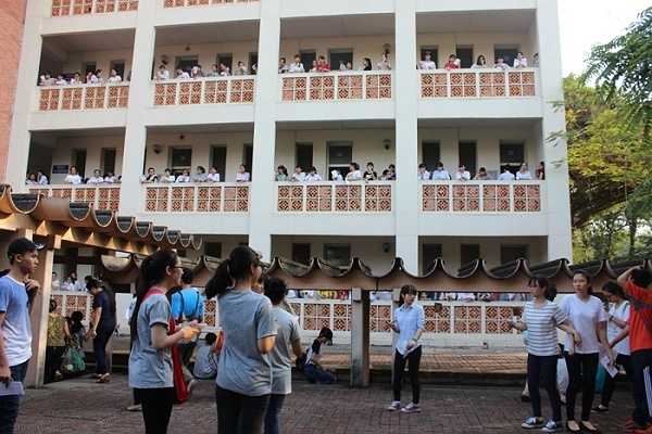 Thí sinh đợi trước khi vào phòng thi.