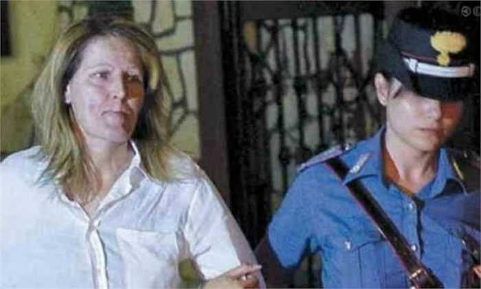 Raffaella D'Alterio, nổi tiếng Italia với khả năng bắn súng, giết người không thua gì sát thủ nam giới. Trước khi bị bắt năm 2012, người đàn bà này bị cho là có dính líu hơn 4.000 vụ giết người trong 30 năm