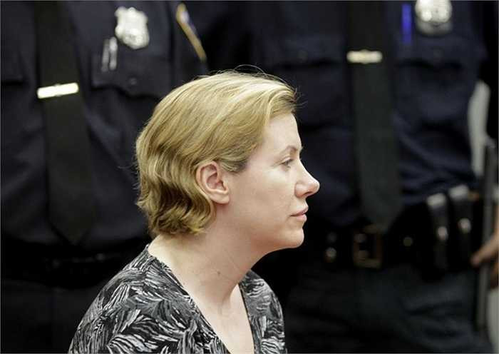 Anna Gristina, kẻ điều hành đường dây gái gọi cao cấp tại New York. Anna bị cáo buộc không từ bất cứ thủ đoạn nào để kinh doanh thân xác phụ nữ. Má mì này bị bắt tháng 9/2012 khi cảnh sát gài bẫy và đưa ra những video clip cho thấy thủ đoạn bỉ ổi của Anna