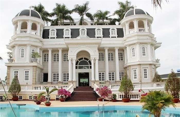 Tháng 9/2013, Đại gia thủy sản Lâm Ngọc Khuân - nguyên Chủ tịch HĐQT công ty thực phẩm Phương Nam bị cáo buộc tổ chức vay hơn 16.000 tỷ đồng, phần nhiều sử dụng sai mục đích. Vị đại gia này bỏ trốn ra nước ngoài, để lại số nợ khổng lồ và căn biệt thự siêu khủng.