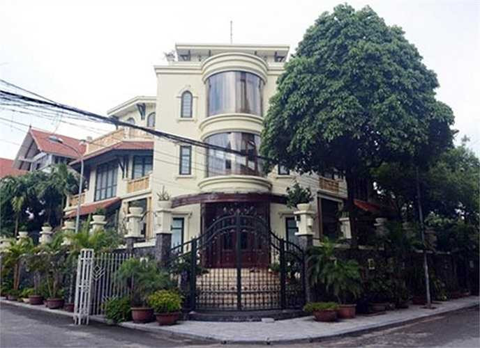 Trong khối tài sản “khủng” bị kê biên của bầu Kiên, ngôi biệt thự nằm trên đất vàng hồ Tây, quận Tây Hồ (Hà Nội) ước chừng giá trị lên tới hàng trăm tỷ đồng lộ diện. 