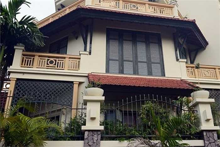Biệt thự của bầu Kiên được xây kín cổng cao tường, hai mặt tiền, một mặt hướng ra hồ Tây. 