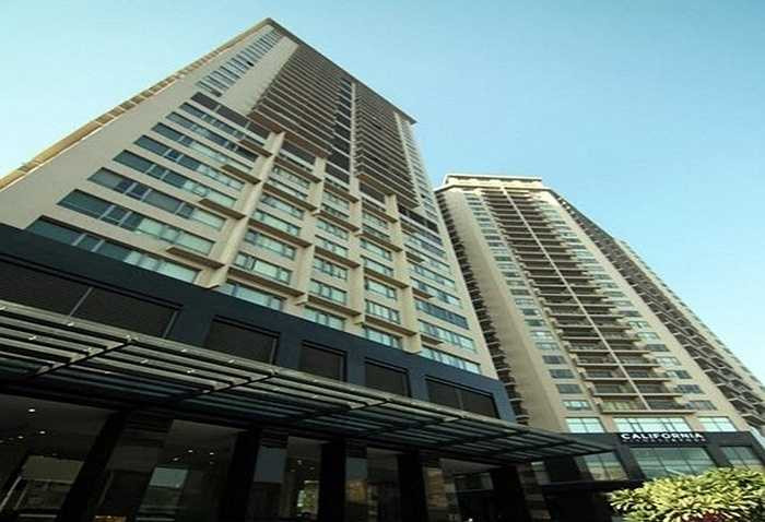 Lần lượt 6 ngôi biệt thự, căn hộ hạng sang bị đưa vào tầm ngắm của dư luận. Trong đó có thể kể đến căn nhà 3 tầng lầu trong con ngõ rộng rãi trên phố Nguyên Hồng (Hà Nội) hay căn hộ cao cấp tại tòa nhà Skycity (Láng Hạ, Hà Nội). Ảnh tòa nhà Skycity - nơi có một trong những căn hộ của Dương Chí Dũng. 