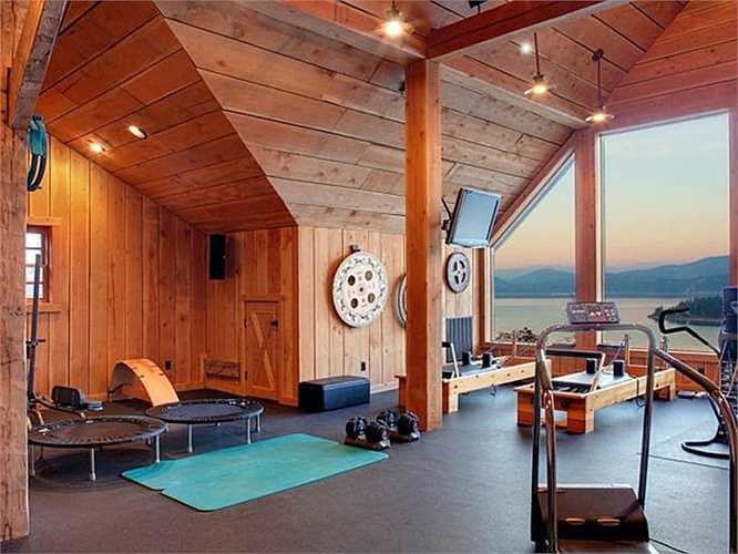 Phòng tập thể hình trang bị hiện đại và có view ra vùng núi hùng vĩ