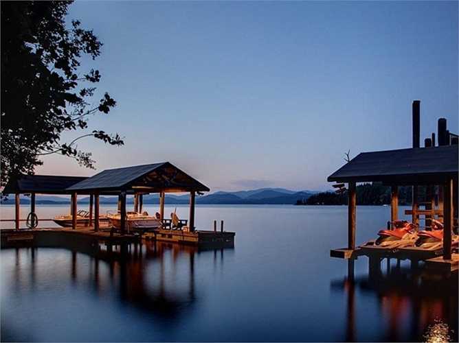 Còn đây là khu vực neo đậu những con thuyền lớn nhỏ của trang trại