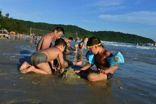 Niềm vui tắm biển của trẻ. Ảnh: Phúc Lai