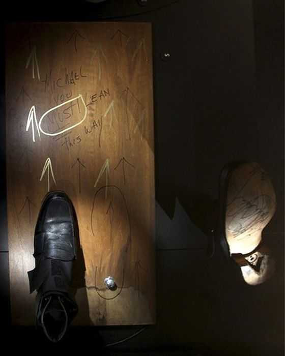 Giải mã sự thật điệu nhảy nghiêng người 45 độ của Michael Jackson