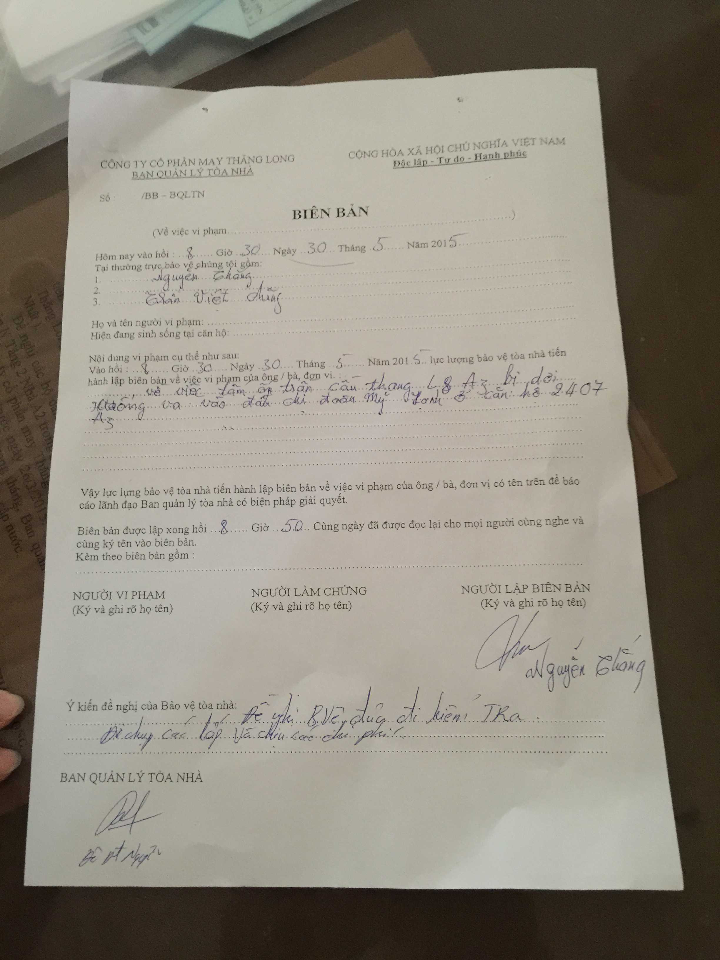 Khối sắt cả chục kg rơi trong thang máy chung cư Thăng Long Garden, 1 người nhập viện