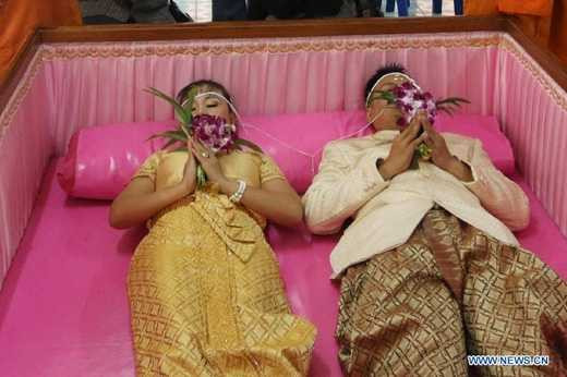 Lạ lùng những kiểu chết thử như chết thật trên khắp thế giới