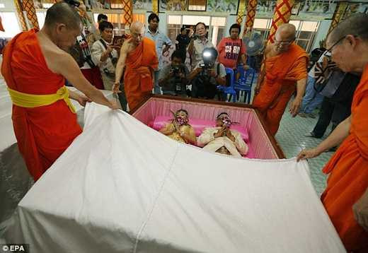 Lạ lùng những kiểu chết thử như chết thật trên khắp thế giới