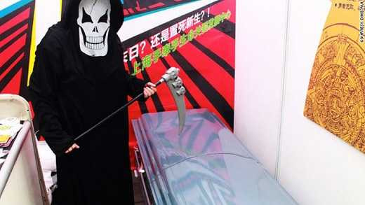 Lạ lùng những kiểu chết thử như chết thật trên khắp thế giới