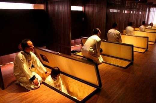 Lạ lùng những kiểu chết thử như chết thật trên khắp thế giới